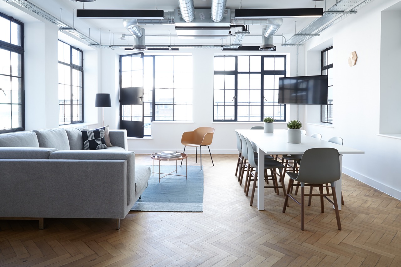 Regały drabinkowe i regały i półki loft – jak wprowadzić funkcjonalny design do wnętrza?
