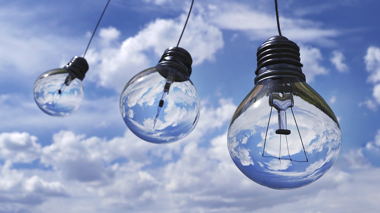 Czym charakteryzują się lampy vintage i industrial?