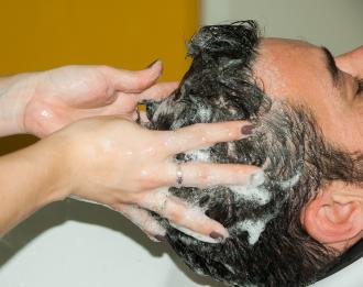 magazynkobiet.pl - hairdresser 1179461 960 720 330x261 - Jak wybrać myjkę fryzjerską?