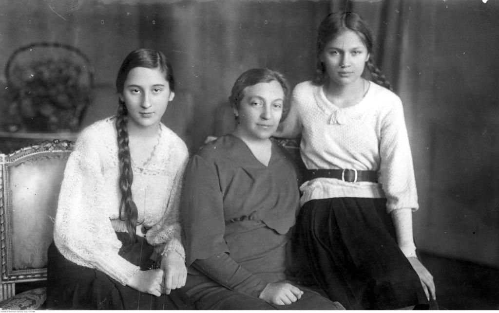 magazynkobiet.pl - Pilotka RAF - Jadwiga Piłsudska-Jaraczewska magazynkobiet.pl - fot. NAC Aleksandra Piłsudska w towarzystwie córek Wandy z lewej i Jadwigi podczas pobytu w Krynicy. 1933 r 1024x643 - Pilotka RAF - Jadwiga Piłsudska-Jaraczewska