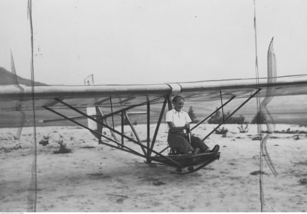 magazynkobiet.pl - Pilotka RAF - Jadwiga Piłsudska-Jaraczewska magazynkobiet.pl - fot. NAC Jadwiga Piłsudska podczas ćwiczeń na szybowcu szkolnym Wrona . 1937 r 1024x712 - Pilotka RAF - Jadwiga Piłsudska-Jaraczewska