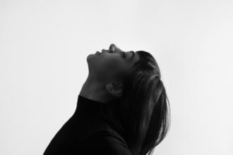magazynkobiet.pl - Siła mężczyzn tkwi w kobietach magazynkobiet.pl - adult black and white person 972325 330x220 - Siła mężczyzn tkwi w kobietach