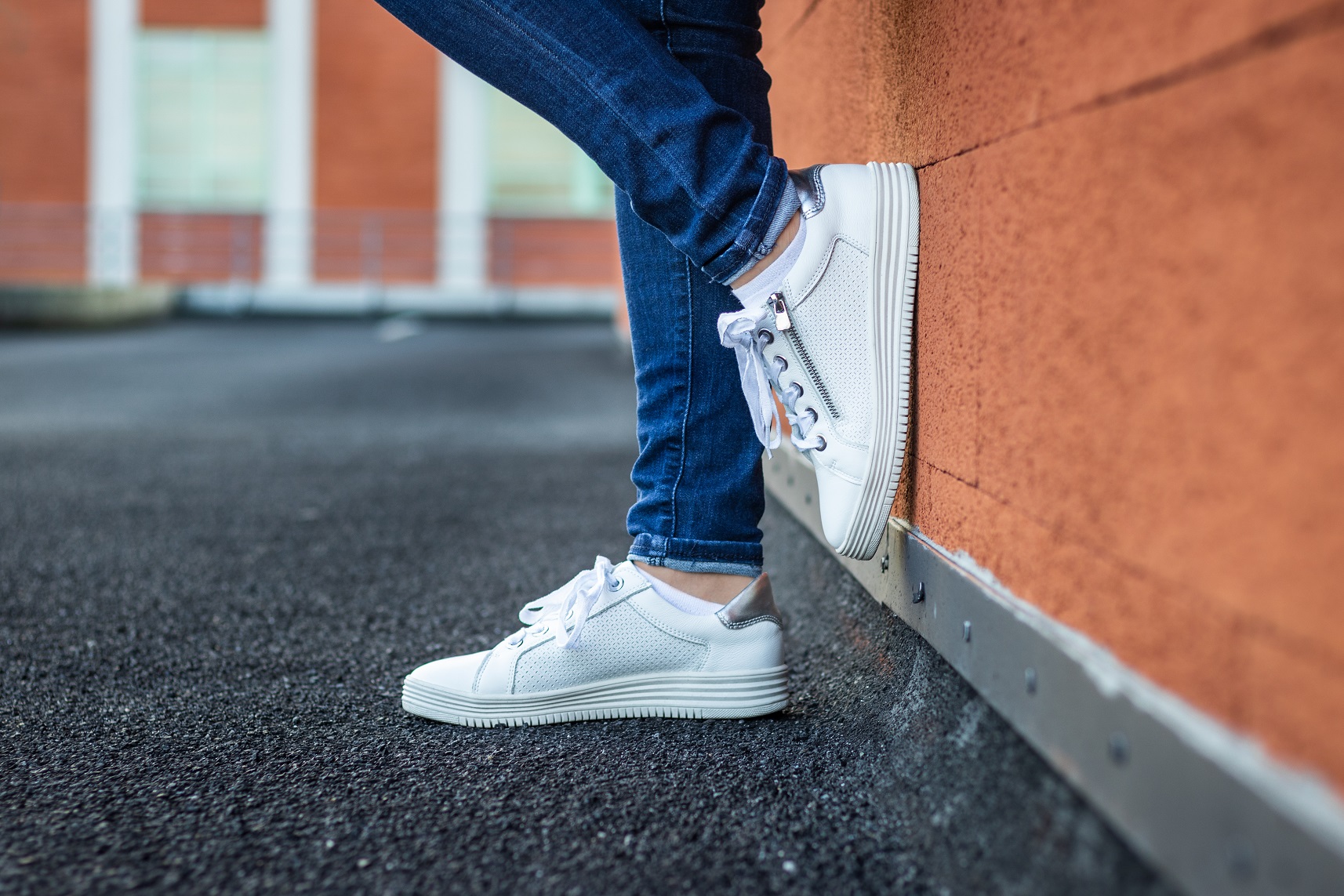 Dlaczego kobiety pokochały sneakersy?