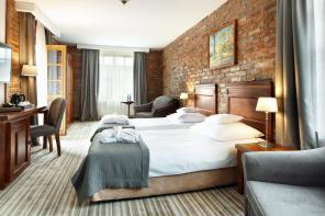 Które odkurzacze sprawdzą się najlepiej w hotelu – porównanie modeli hotelowych i plecakowych