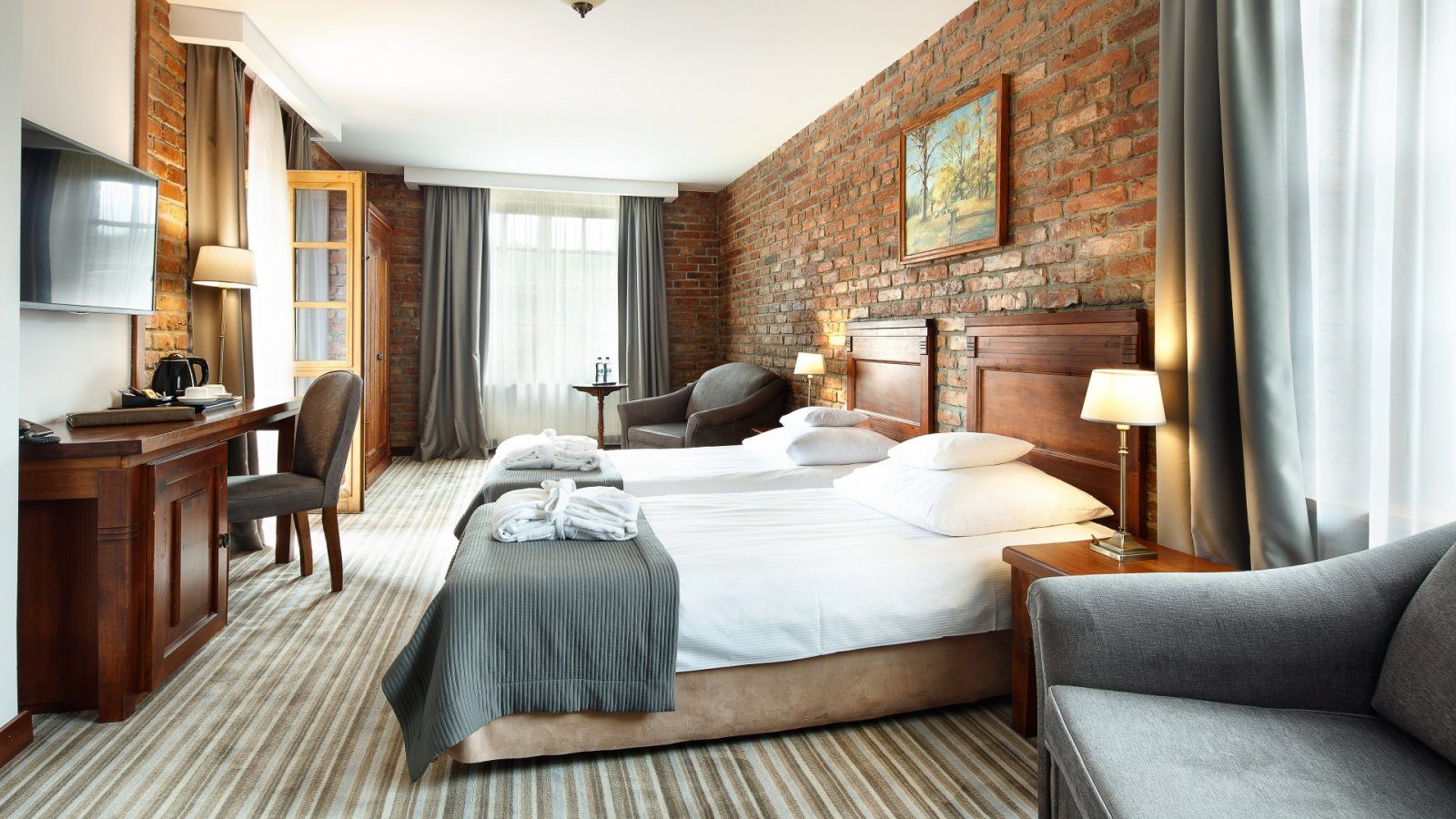 Które odkurzacze sprawdzą się najlepiej w hotelu – porównanie modeli hotelowych i plecakowych