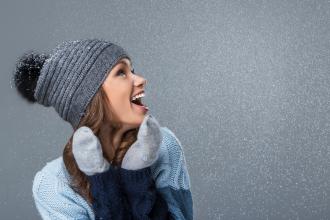 magazynkobiet.pl - cute girl with snowflakes having good time 330x220 - Rękawiczki zimowe — jak je modnie nosić?