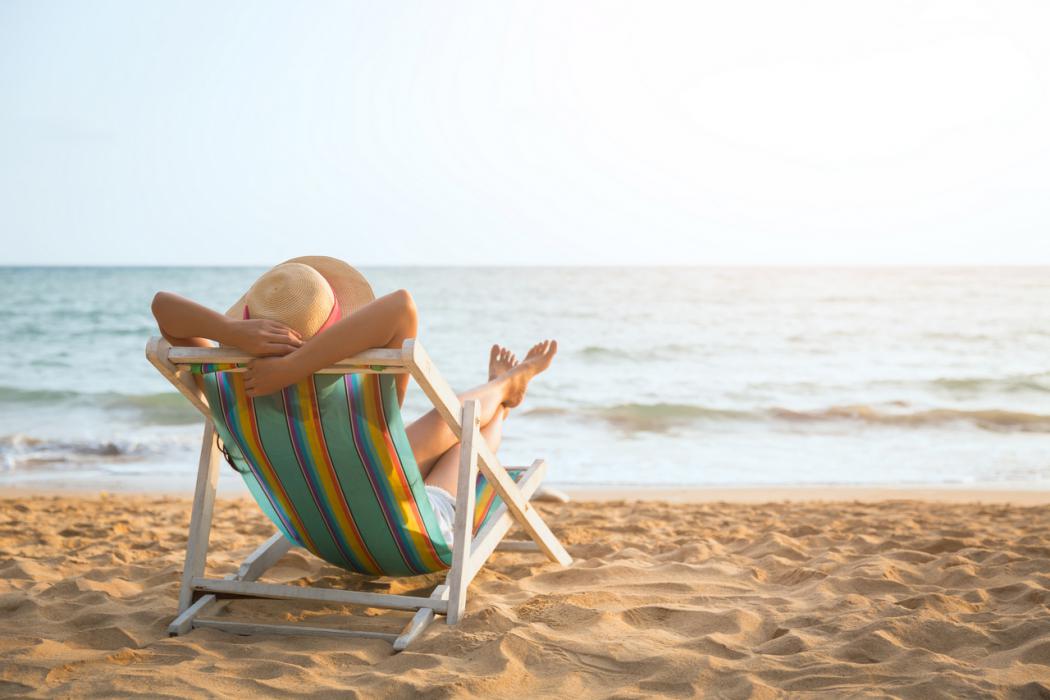 magazynkobiet.pl - woman beach summer 1050x700 - Jakie ubezpieczenie turystyczne wybrać na wyjazd urlopowy?