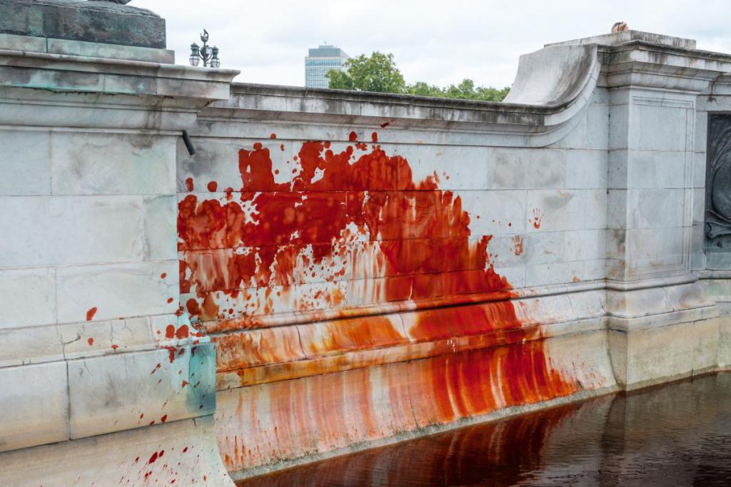 Sennik krew - zobacz co oznacza wizja krwi rozmazanej na ścianach we śnie