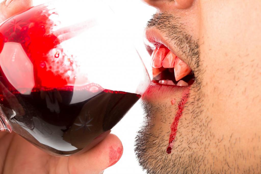 Sennik krew - jakie znaczenie ma sen w którym przyśniło Ci się że pijesz krew?