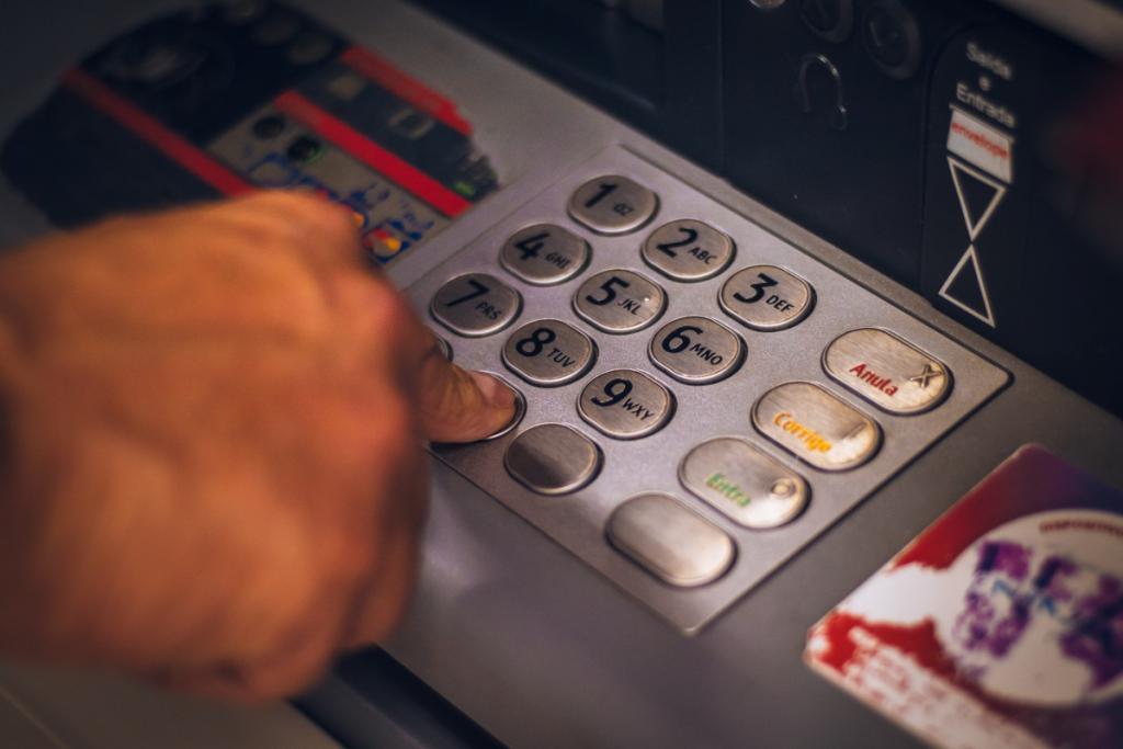 Sennik pieniądze - dowiedz się co sennik mówi o wyjmowaniu pieniędzy z bankomatu