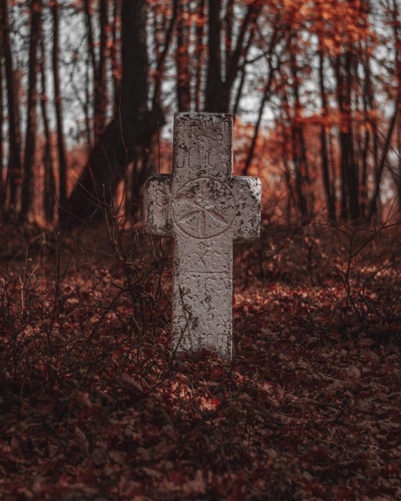 Sennik cmentarz - dowiedz się co oznacza w senniku cen o niewielkim nagrobku na cmentarzu