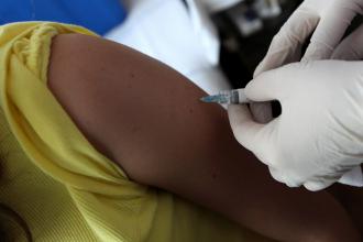 Pielęgniarka szczepi uczennicę przeciwko HPV