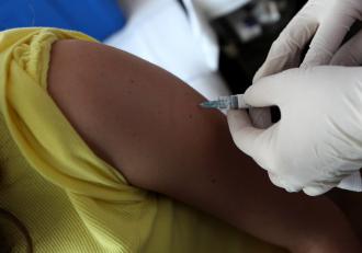 Pielęgniarka szczepi uczennicę przeciwko HPV