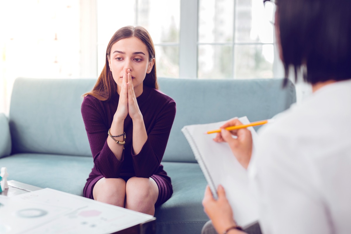 kobieta cierpiąca na depresję podczas wizyty u psychiatry