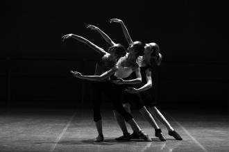tancerki tańczą układ baletowy na scenie