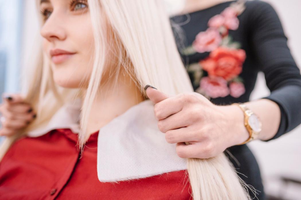 kobieta blondynka podczas wizyty w salonie fryzjerskim