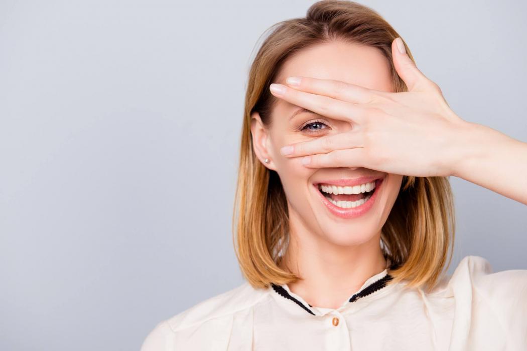 szczęśliwa kobieta dobrze widzi po laserowej korekcji wzroku