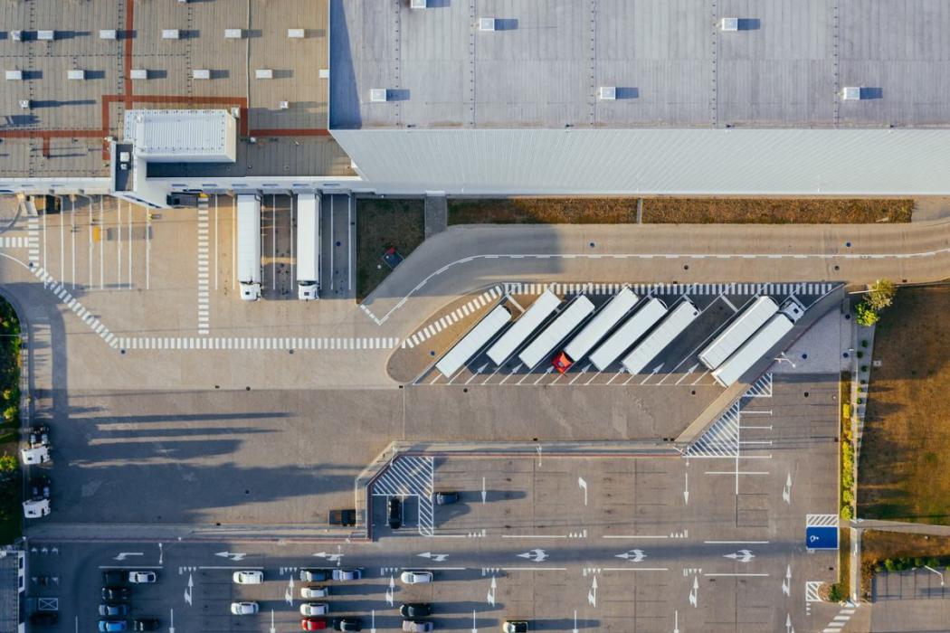 widok z góry na fabryke produkującą okna plastikowe