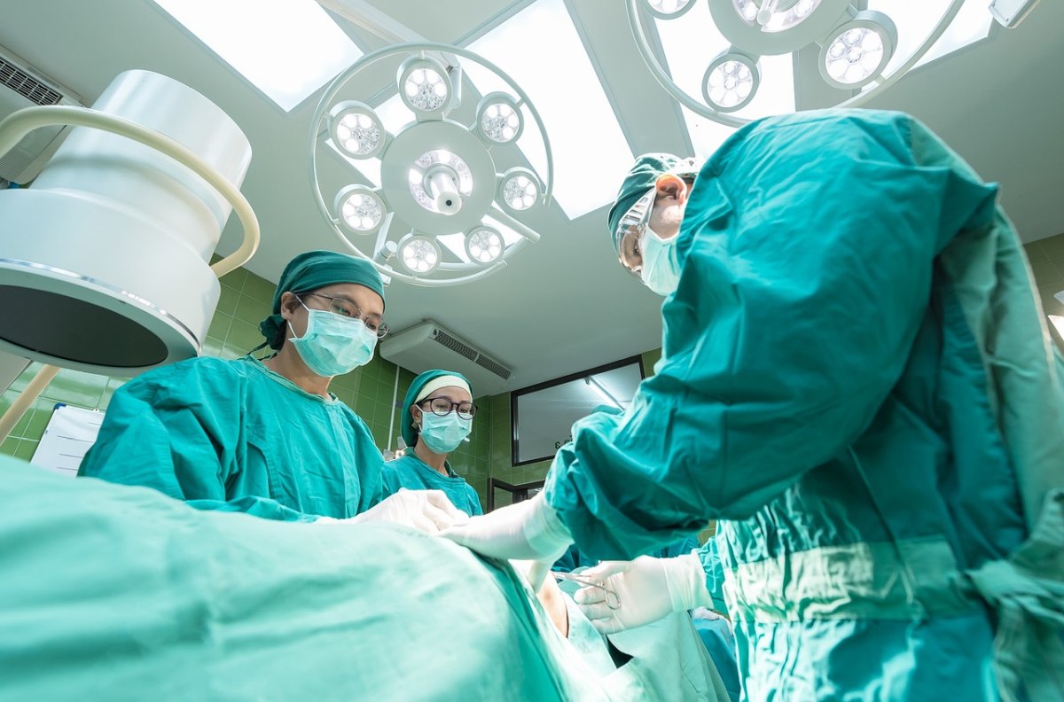 lekarze wykonują operację plastyczną