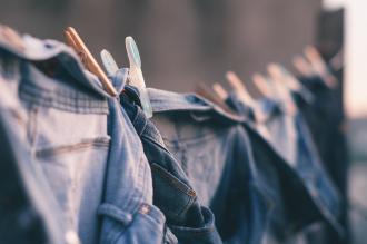 jeansowe ubrania powieszone do suszenia na klamerki