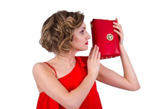 Czerwona torebka skórzana - Sięgnij po modną galanterię skórzaną