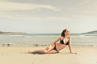 zgrabna dziewczyna na plaży - modelowanie ciała bez skalpela