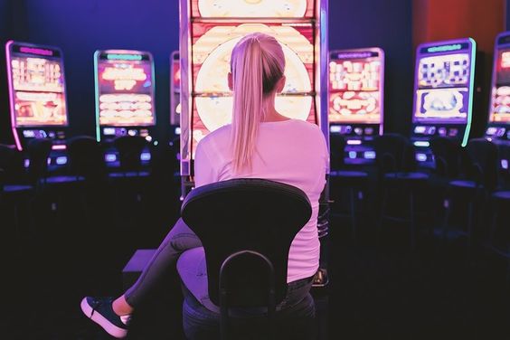 kobieta grająca na automacie w kasynie