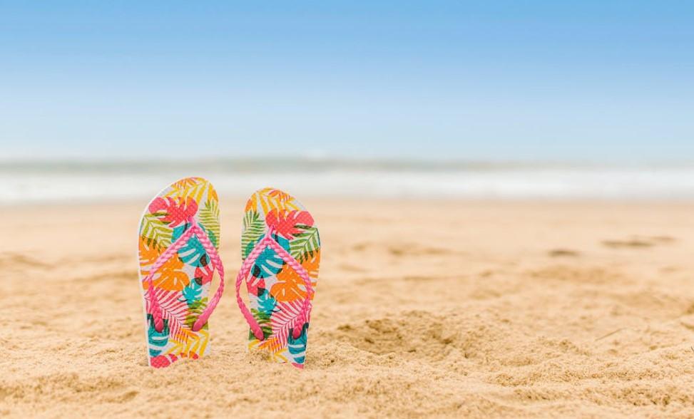 damskie klapki plażowe wbite w piasek na plaży
