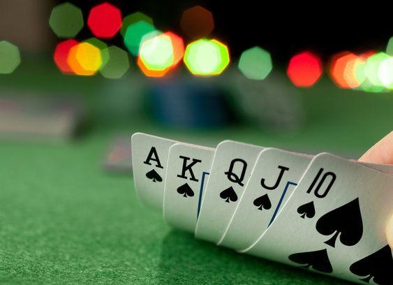 karty do pokera w kasynie