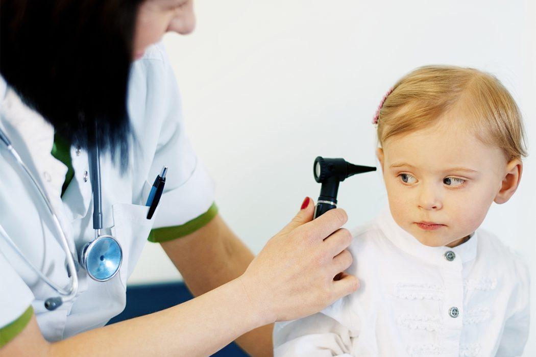 pediatra laryngolog bada ucho dziecka