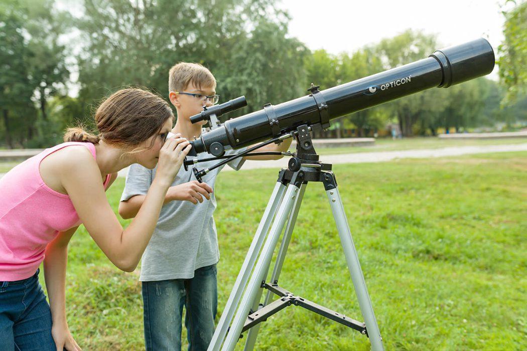 dzieci patrzące przez teleskop