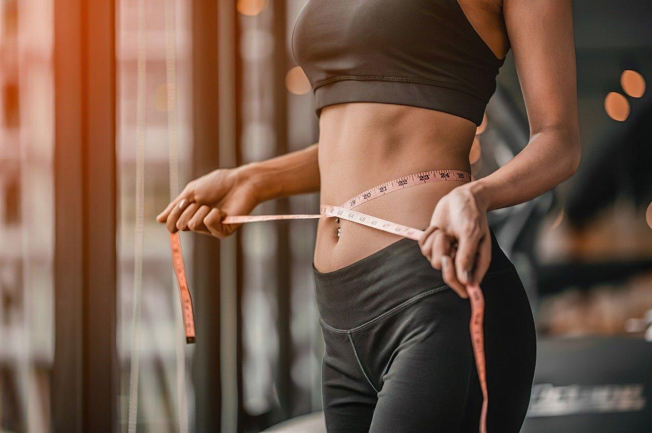 Smukły brzuch bez wyrzeczeń? Tak, to możliwe! Najważniejsze informacje o liposukcji brzucha