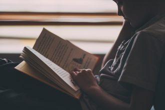 dziecko czyta książkę