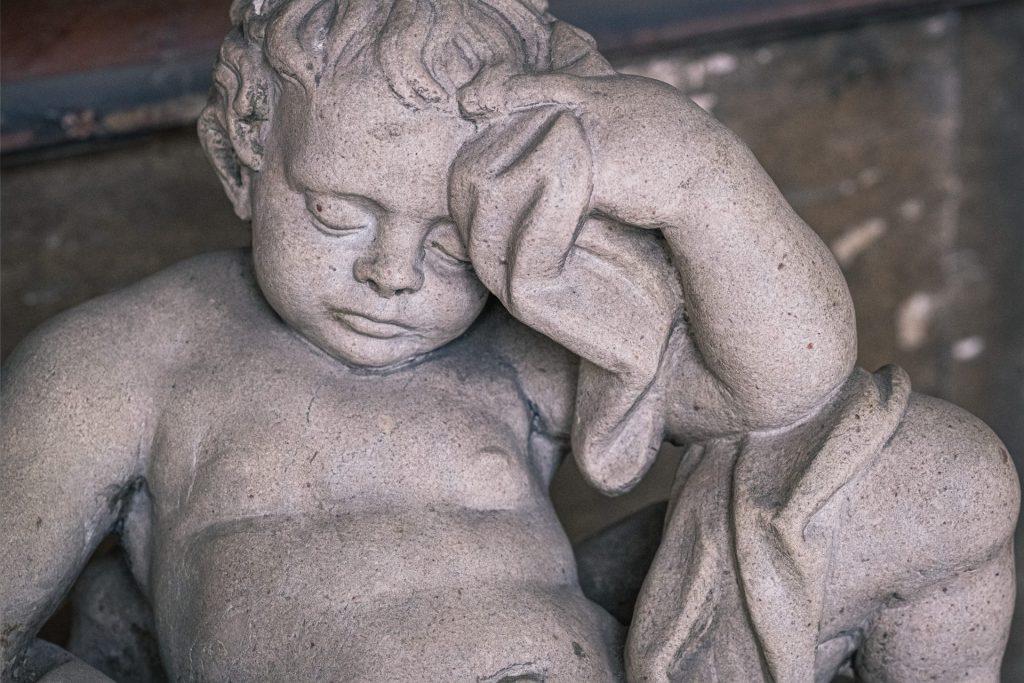 sennik śmierć - aniołek symbolizujący śmierć dziecka w senniku