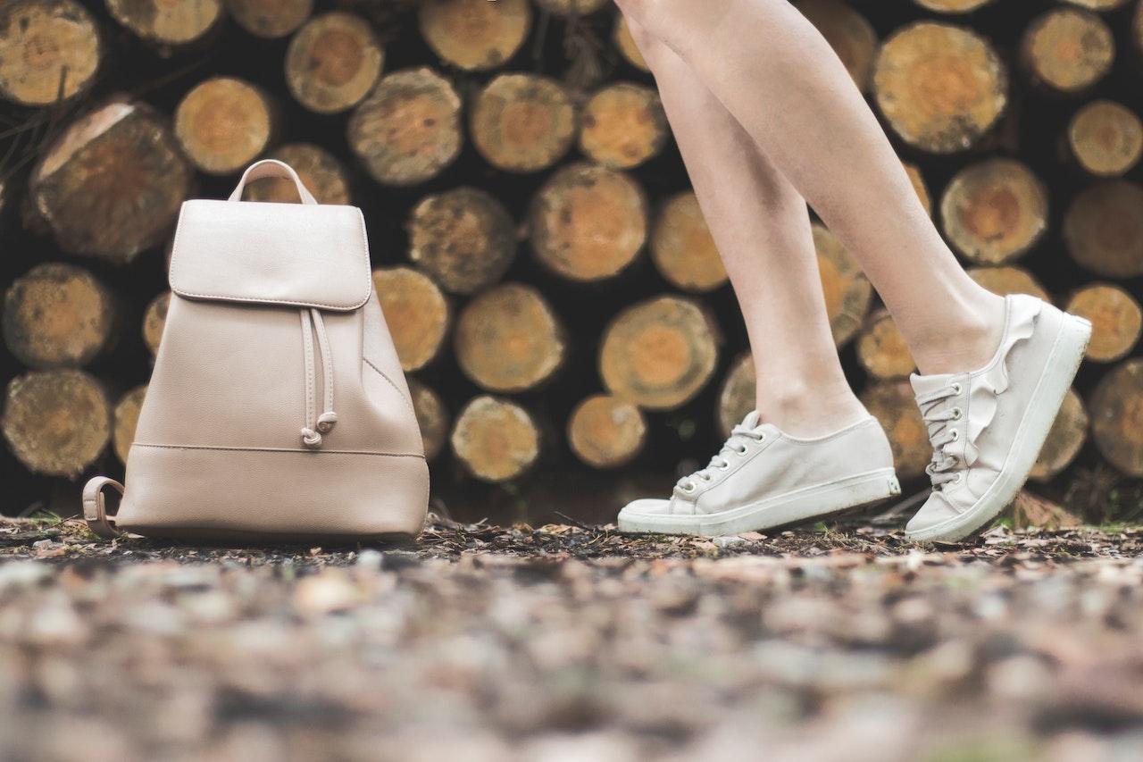 Uniwersalne sneakersy na lato 2023. Pasują do wszystkiego!