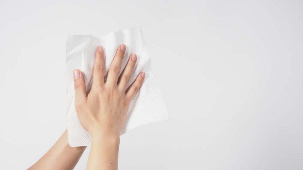 dłonie wycierane w papier ręcznikowy