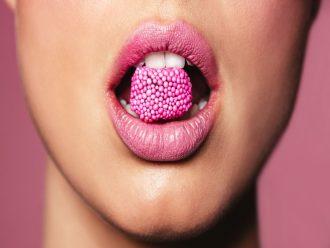 kobieta z perłowym cukierkiem w ustach
