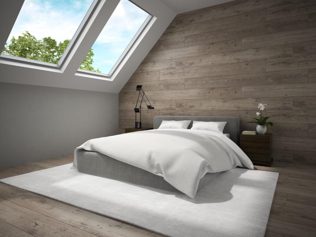 łóżko z kołdrą - sypialnia na poddaszu
