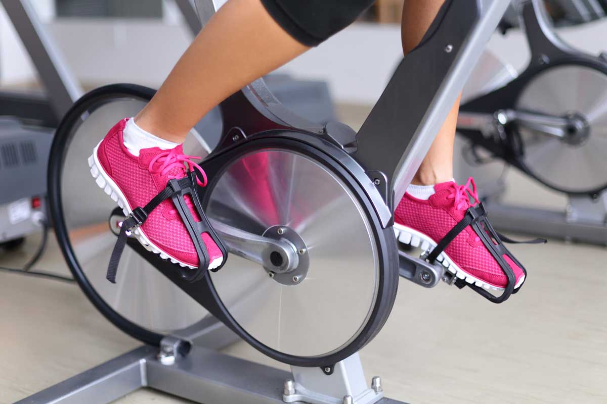 trening na rowerze stacjonarnym