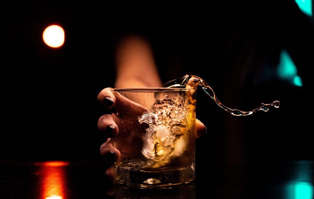 szklanka z alkoholem w klubie gogo