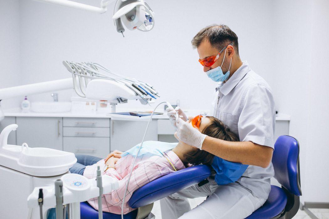 stomatolog usuwa zęba