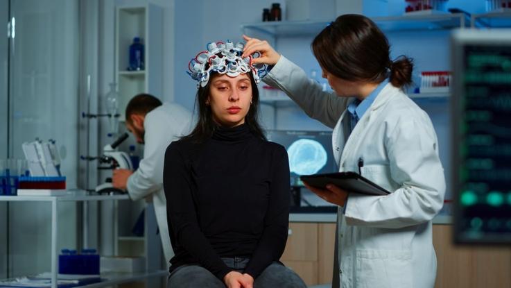 kobieta z elektrodami do badań snu na głowie