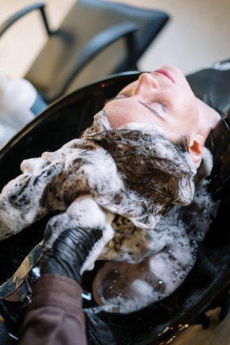 mycie włosów w salonie fryzjerskim