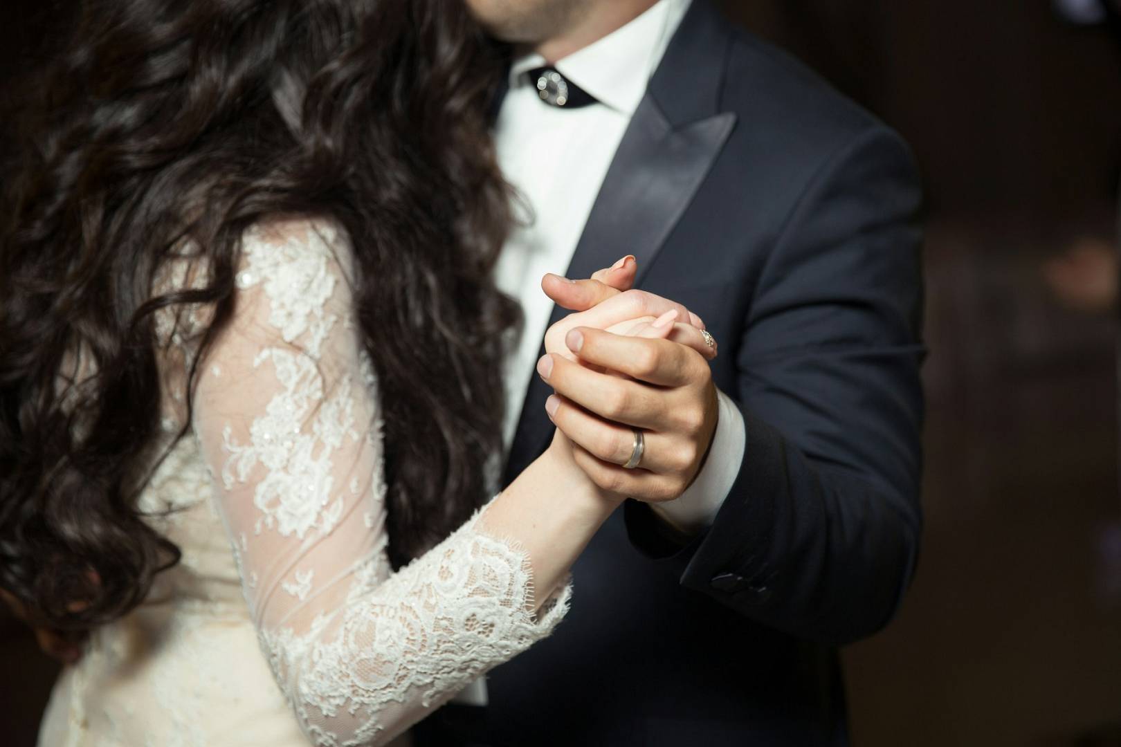 Koronkowa suknia ślubna – na co zwrócić uwagę przy jej wyborze?