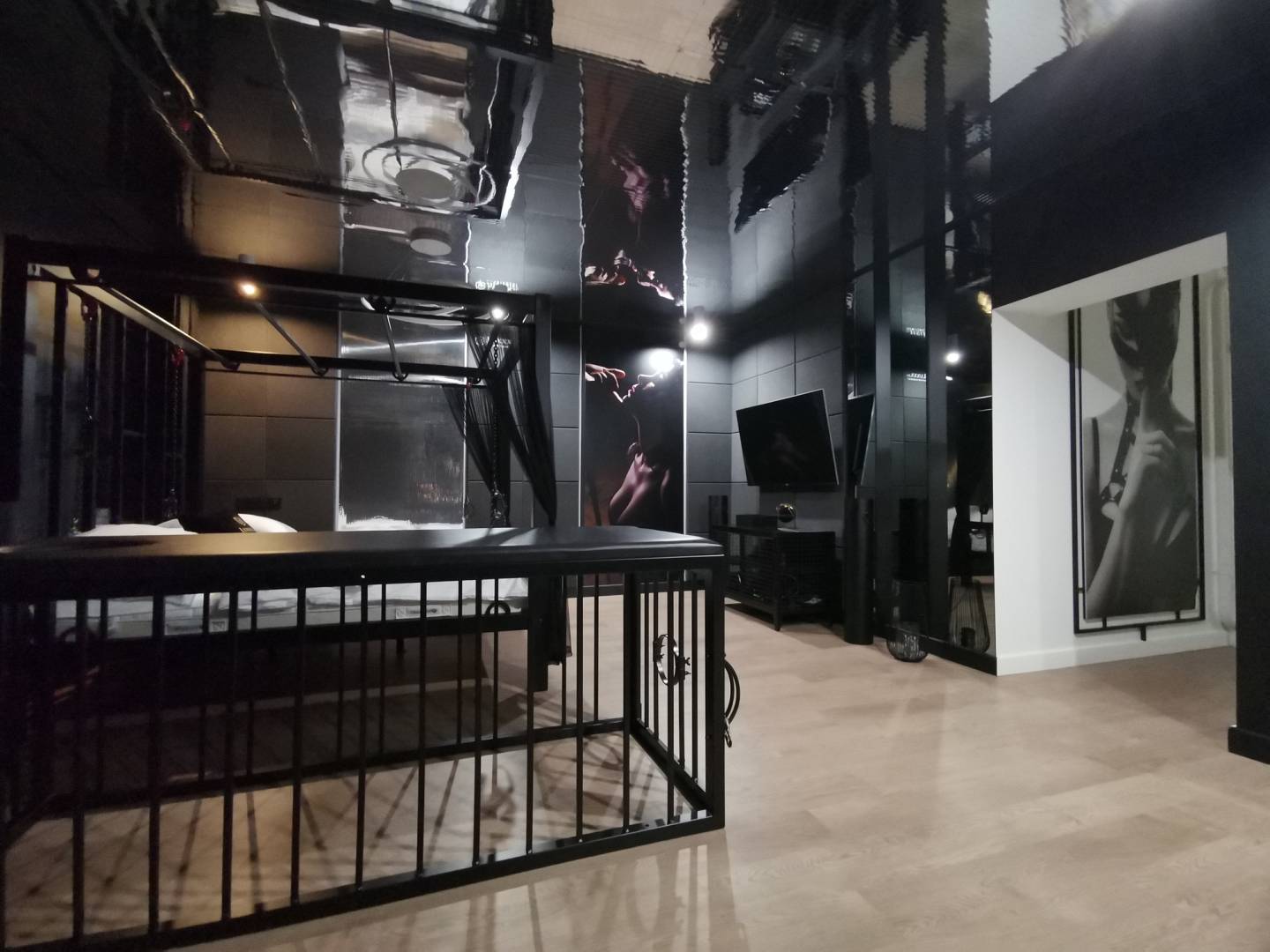 Zapraszamy w niebanalną podróż po apartamencie BDSM w Częstochowie.