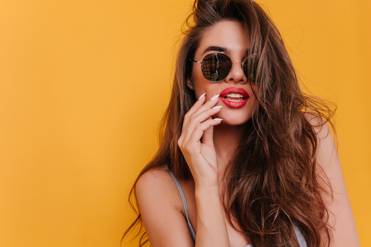 glowne close up photo beautiful white girl black sunglasses1