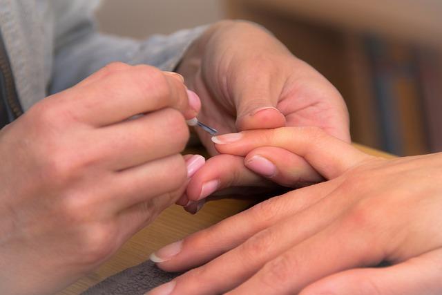 Kolorowa baza pod lakier do paznokci, czyli szybki i efektowny manicure hybrydowy