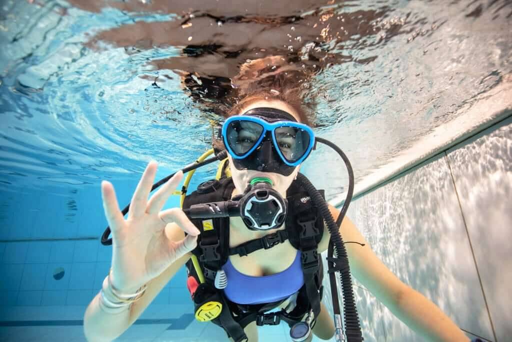 Nurkowanie-Scuba-Diving-w-basenie.jpg