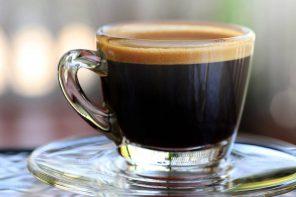Jak prawidłowo pić i podawać espresso? Palarnia kawy w Warszawie podpowiada