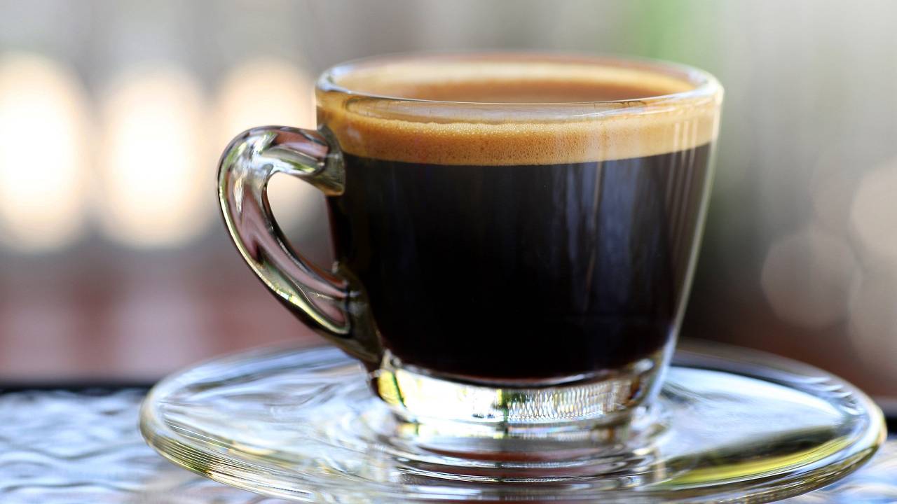 Jak prawidłowo pić i podawać espresso? Palarnia kawy w Warszawie podpowiada